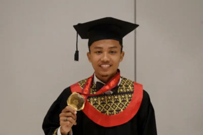 Kisah Rasyiid Raih Gelar Sarjana di Tengah Keterbatasan Ekonomi