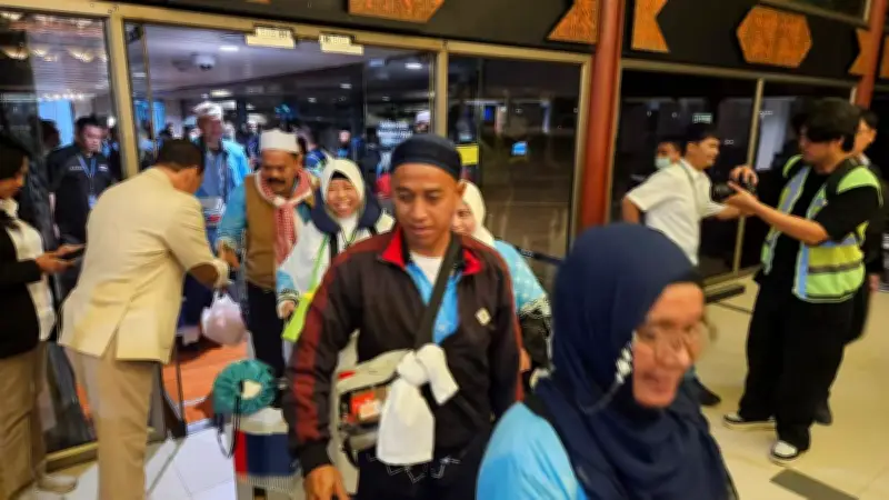 Kloter Pertama Jemaah Haji Tiba di Soetta, Penuh Syukur dan Bahagia