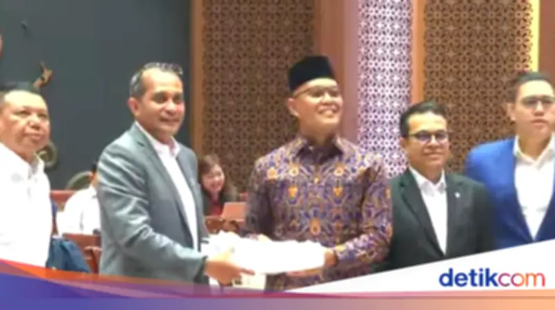 Komisi I DPR Serahkan DIM RUU Keamanan dan Ketahanan Siber ke Pemerintah
