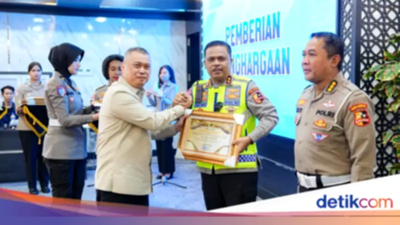 Korlantas Polri Terima Penghargaan Menhub atas Sukses Angkutan Lebaran 2026
