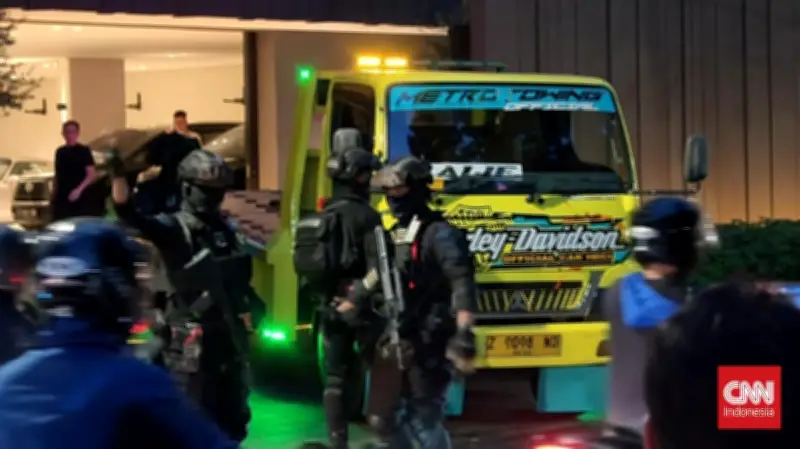KPK Geledah Rumah Eks Wamen Silmy Karim, 2 Mobil Towing Angkut Motor