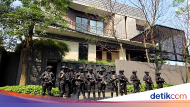 KPK Geledah Rumah Mantan Wamen Imipas Silmy Karim di Jakarta Selatan