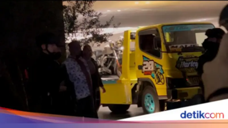 KPK Geledah Rumah Silmy Karim, Dua Mobil Towing Angkut Harley Davidson
