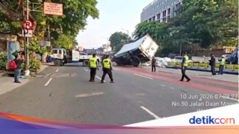 Kronologi Mobil Boks Muatan Biji Plastik Terguling di Jakbar, Muatan Berserakan
