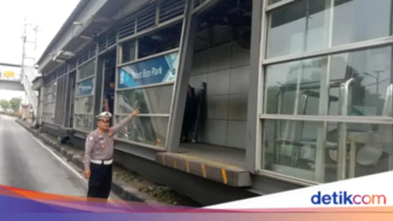 Kronologi Truk Tabrak Halte Tebet Eco Park hingga Porak-poranda