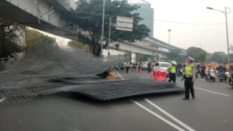 Kronologi Truk Terguling di Tomang, 30 Ton Besi Berhamburan Tutup Akses Tol