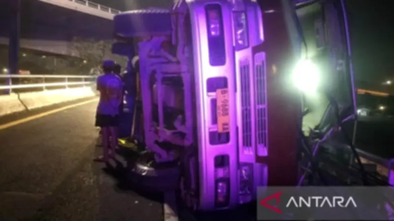 Kronologi Truk Terguling di Tomang, Besi 30 Ton Berjatuhan dari Flyover