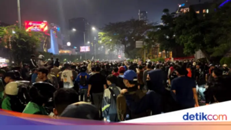 Mahasiswa Bubar, Massa Bertahan di Tosari Dekat Bundaran HI
