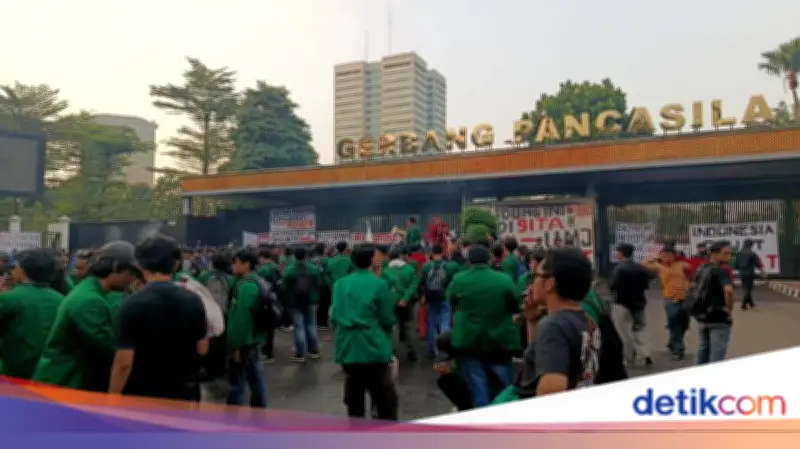 Mahasiswa Demo di Pintu Belakang DPR, Suarakan Rupiah dan Kasus KontraS