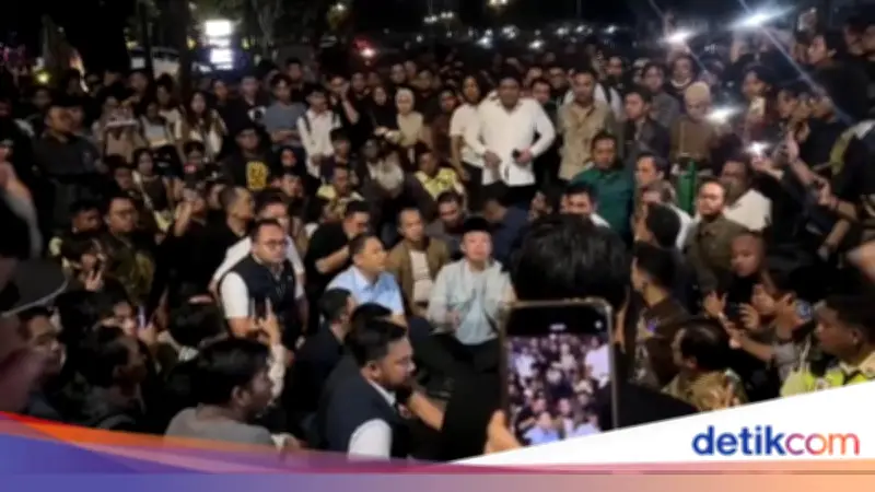 Mahasiswa Geruduk Diskusi Pejabat di UGM, Aksi Kejar-kejaran Warnai Protes