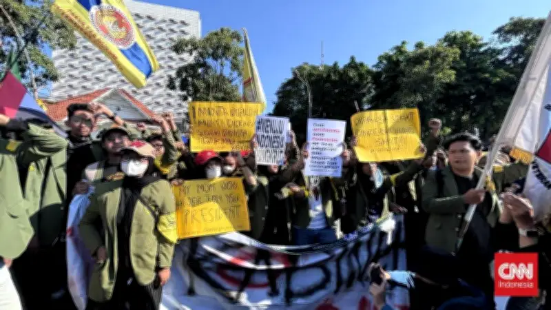 Mahasiswa Surabaya Demo di Grahadi, Tuntut Hentikan MBG