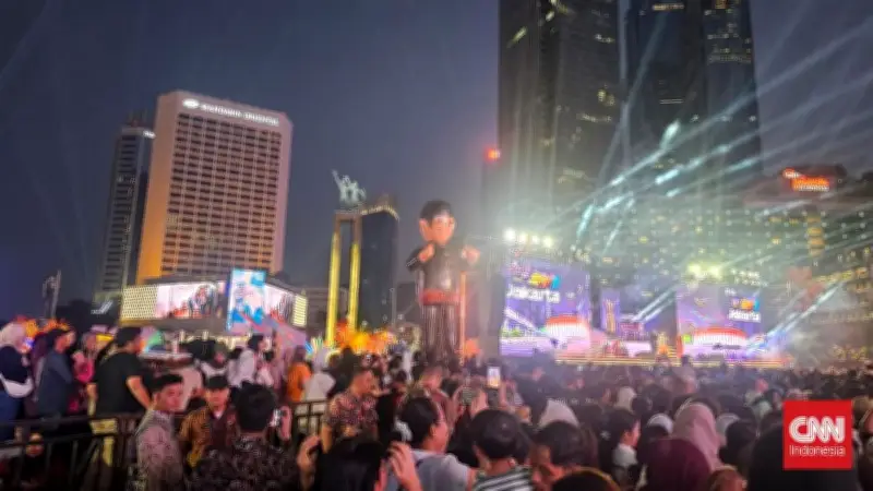 Makin Malam, Makin Padat: Ribuan Warga Padati Bundaran HI di Puncak HUT ke-499 DKI Jakarta