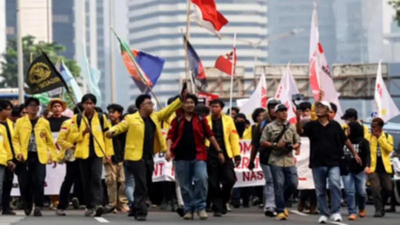 Massa Demo Coba Terobos Barikade, Dorong-dorongan dengan Aparat