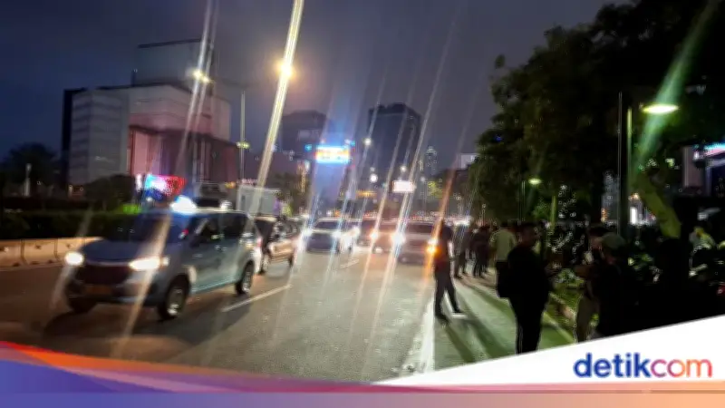 Massa Mahasiswa Bubar dari Dukuh Atas, Lalu Lintas Sudirman Normal