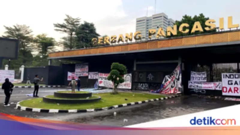 Massa Mahasiswa Bubar dari Gerbang Belakang DPR, Lalu Lintas Normal