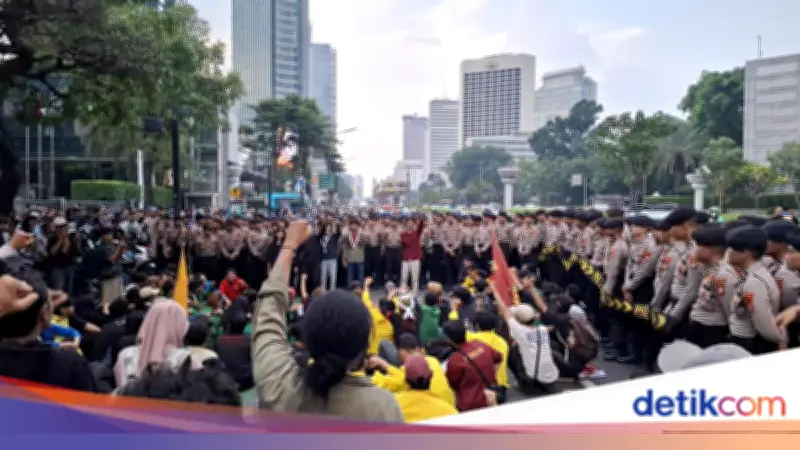 Massa Mahasiswa dari UT dan Unas Padati Dukuh Atas Jakarta