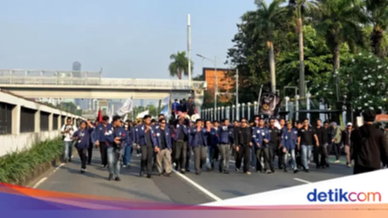 Massa Mahasiswa Demo Depan Gedung DPR, Bawa Boneka Jelangkung dan Tuntut Tritura