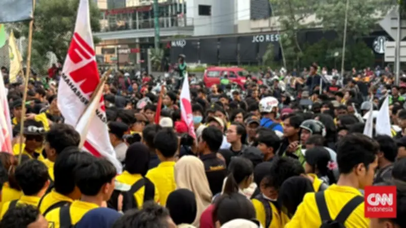 Massa Mahasiswa di Jakarta Bubar, Long March Menuju Semanggi