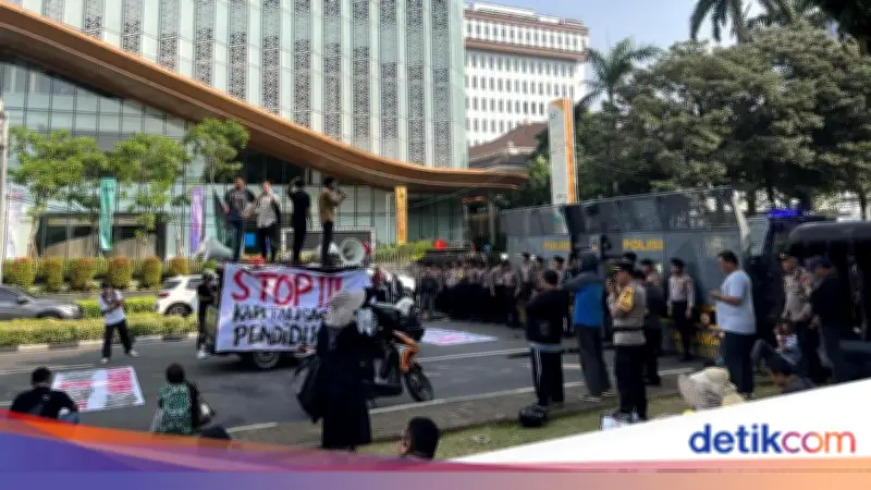 Massa Pro dan Kontra MBG Gelar Aksi Terpisah di Patung Kuda Jakarta