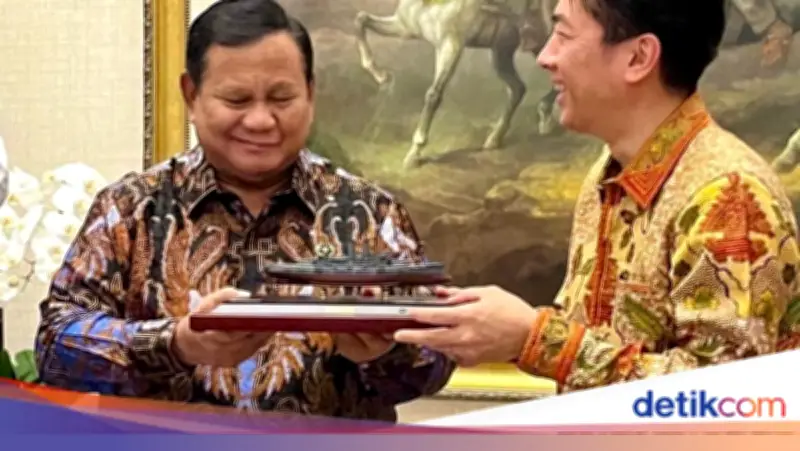 Menhan Jepang Beri Miniatur Kapal Perang Mikasa ke Prabowo