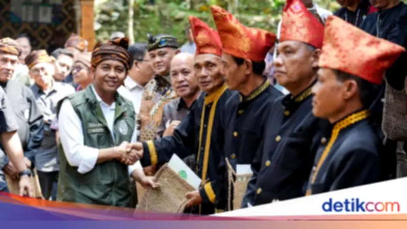 Menhut Serahkan SK Hutan Adat 1.175 Ha, Akhiri Konflik Puluhan Tahun