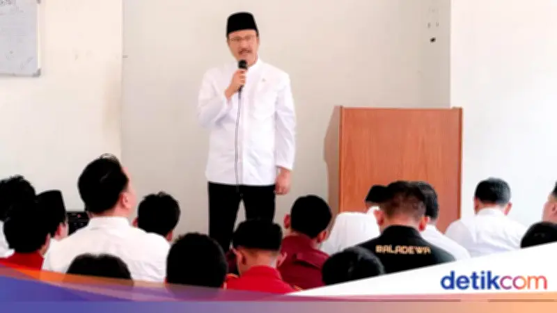 Mensos Gus Ipul Salat Jumat Bersama Siswa Sekolah Rakyat, Ini Pesannya