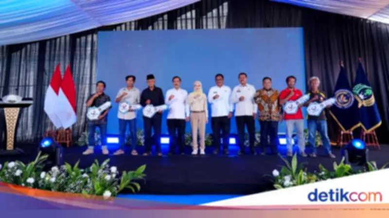 Menteri Imipas Serahkan Bansos Bedah Rumah, 24 Unit Telah Dibangun