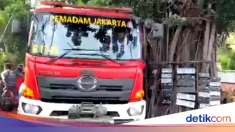 Mobil Damkar Tertimpa Beton di Kantor DLH Jakarta Timur, Satu Petugas Luka