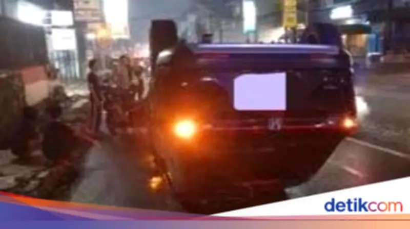 Mobil Honda HR-V Terguling di Bogor Usai Tabrak Pembatas Jalan