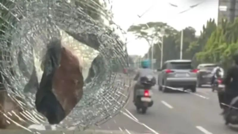 Mobil Puteri Indonesia Pariwisata 2022 Dilempari Batu, Kaca Depan Pecah