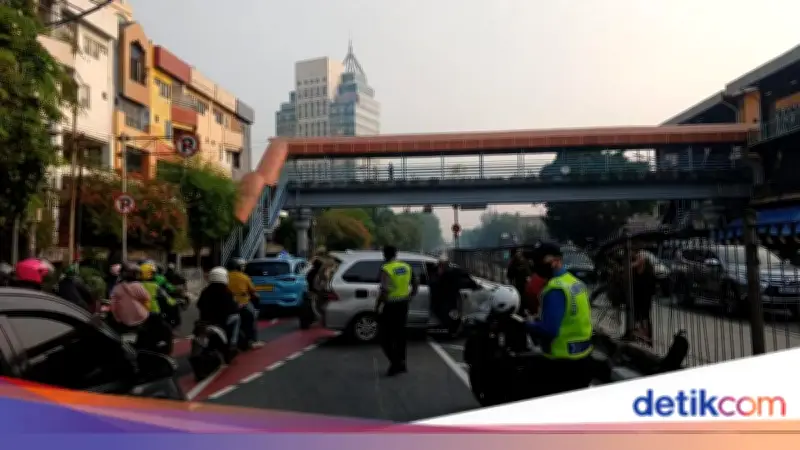 Mobil Tabrak Pagar Pembatas Jalan di Pasar Senen Jakpus, Evakuasi Berlangsung
