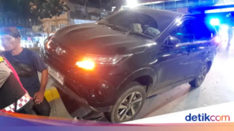 Mobil Tabrak Separator Transjakarta di Depan Terminal Pasar Senen