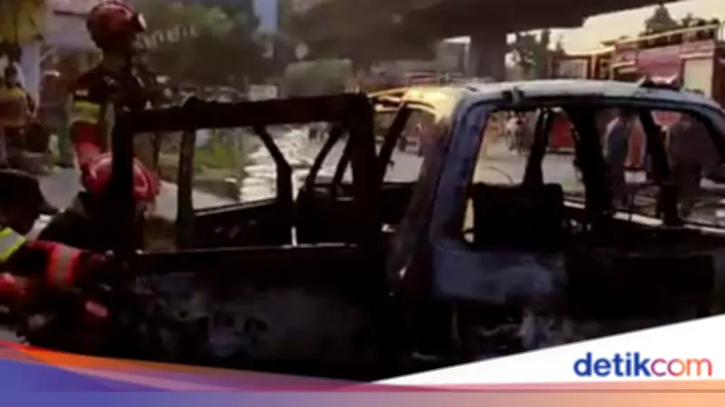 Mobil Terbakar di Tanah Sareal Bogor, Api dari Bawah Jok