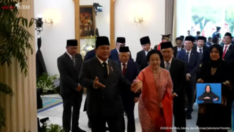 Momen Prabowo Gandeng Megawati Usai Upacara Hari Lahir Pancasila