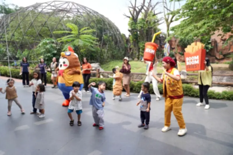 Nikmati Ayam Goreng Sambil Lihat Zebra di Royal Safari Garden Puncak