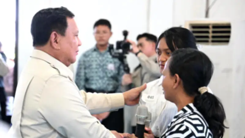 Orang Tua Siswi Sekolah Rakyat Menangis Haru di Depan Presiden Prabowo