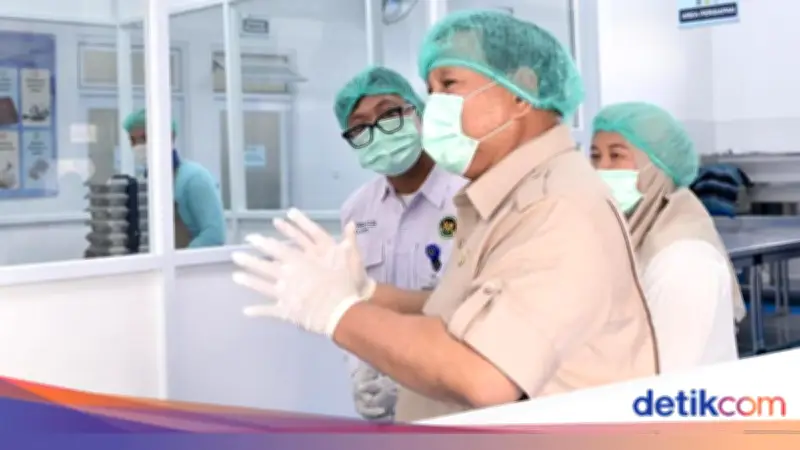 Pakai APD, Prabowo Tinjau SPPG Palmerah untuk Pastikan Gizi Nasional