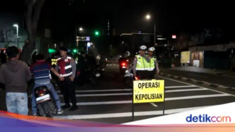 Patroli Dini Hari di Jakbar, Polisi Amankan Pria Bawa Sabu