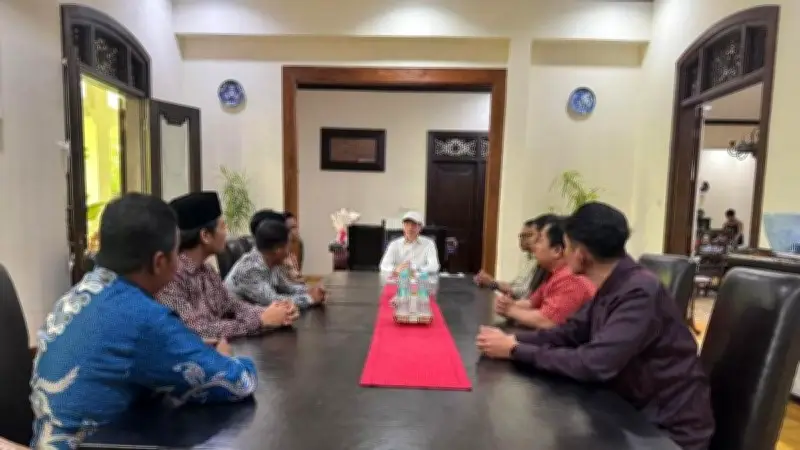 PB IKA BEM Nusantara Temui Gibran Usai Bertemu Jokowi di Solo