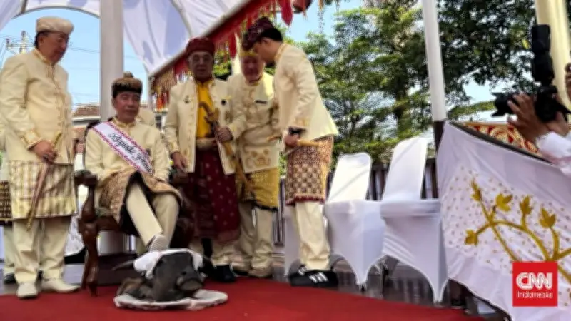 PDIP Sentil Ritual Jokowi Injak Kepala Kerbau di Lampung