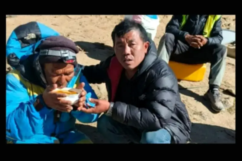 Pemandu Nepal Dawa Sherpa Ditemukan Hidup Setelah 6 Hari Hilang di Everest