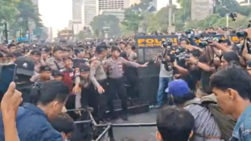 Pendemo Rebut Pagar TNI dan Polisi di Bundaran HI, Saling Dorong dan Lempar Botol