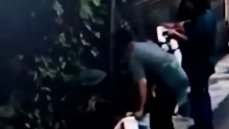 Pengamen di Bekasi Bakar Pagar Rumah Warga, Terekam CCTV