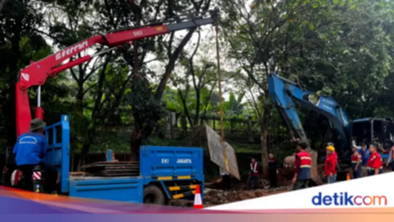 Perbaikan Jalan Amblas Lenteng Agung Dimulai, Pelat Baja Diangkat