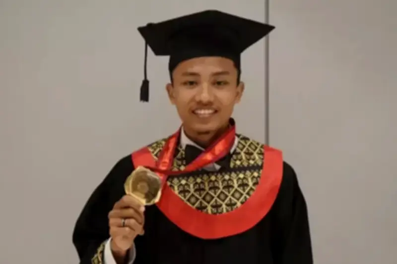 Perjuangan Abdullah Rasyiid: Lulus Sarjana 3,5 Tahun di Tengah Keterbatasan Ekonomi