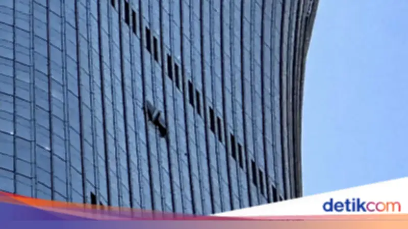 Pesawat Kecil Tabrak CITIC Tower, Gedung Tertinggi di Beijing, Masih Misteri