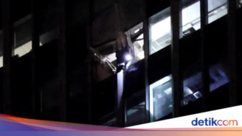 Pesawat Kecil Tabrak Menara CITIC Beijing, Puing Berjatuhan