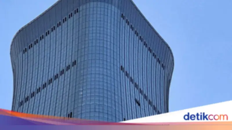 Pesawat Tabrak Gedung Tertinggi Beijing, Pilot Tewas dan 13 Luka