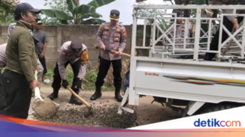 Polda Sumsel Perbaiki Jalan Berlubang di Talang Jambe Respons Keluhan Warga