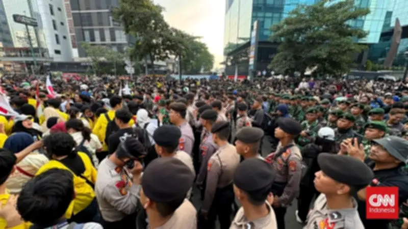 Polisi Alihkan Arus Lalu Lintas Semanggi ke Bundaran HI Akibat Demo Mahasiswa